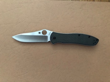 Vendo navaja orignal Spyderco Gayle Bradley 2 a estrenar. Cachas fibra de carbono y acero CPM M4. En su 02