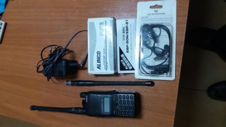 Buenas tarde vedo emisora por no usarla, con cargador bateria , 2 antenas una bateria .
Preciqo de 40€+envio 00