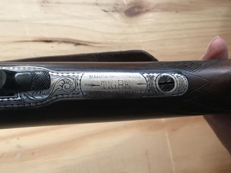 Vendo rifle customizado en Eibar con cañón para munición 44 magnum. Con grabados en los dos laterales 01