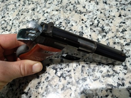 Pistola DKL
9mm corto
Simple acción
Solo se puede guiar como arma de defensa. 
Provincia BCN

P.V 125 01