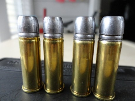 Muy buenas a todos. 
Llevo unos poquitos años recargando  para caza y para tiro en arma larga y no crimpo 30