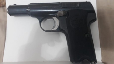 Hola buenas vendo Astra 300 con 2 cargadores uno negro y otro cromado en libro de coleccionista en un 10