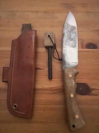 Cuchillo artesanal hecho a mano completamente acero al carbono 9260 micarta arpillera  y liner rojos ferrocerio 02