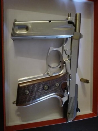 Buenas,vendo pistola taurus pt 92, en buen estado. Con dos cargadores. 
Precio 200 e estadoportes por 01