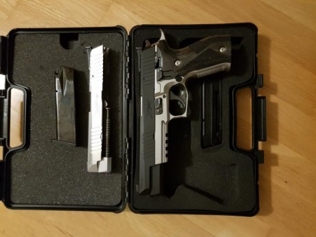 Hola a todos,

Muy a mi pesar vendo mi Sig Sauer Xfive Allround 9mm y el kit del 22LR.

Lleva 5 cargadores 02