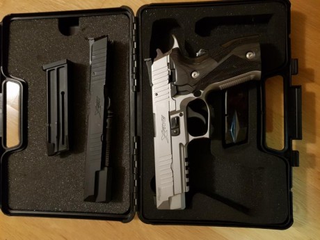 Hola a todos,

Muy a mi pesar vendo mi Sig Sauer Xfive Allround 9mm y el kit del 22LR.

Lleva 5 cargadores 01