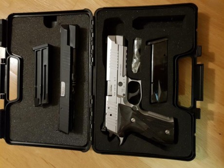 Hola a todos,

Muy a mi pesar vendo mi Sig Sauer Xfive Allround 9mm y el kit del 22LR.

Lleva 5 cargadores 00