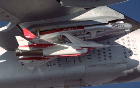 Me pareció interesante:

X-31
F-15s/MTD
SR-71
F-106
F-16XL
X-38
Avión controlado por radio (nodriza)
X-36 120