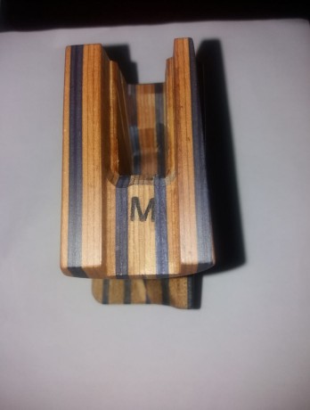 Cacha de madera anatómica, laminada, ZURDO con vetas azules, muy cuidada y con poco uso, original de pistola 02