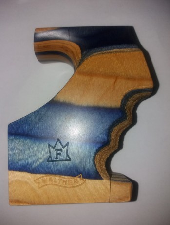 Cacha de madera anatómica, laminada, ZURDO con vetas azules, muy cuidada y con poco uso, original de pistola 01