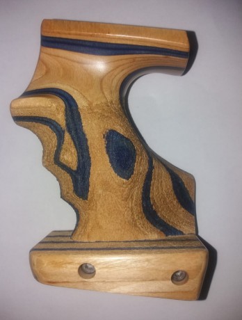 Cacha de madera anatómica, laminada, ZURDO con vetas azules, muy cuidada y con poco uso, original de pistola 00