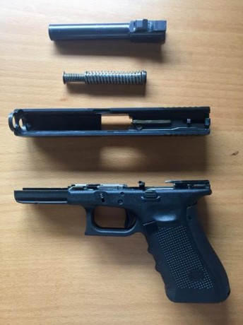 VENDO GLOCK 22 GEN4 calibre 40sw. 
Único propietario, comprada nueva en Armería Marcos. 
Muy poco uso. 11