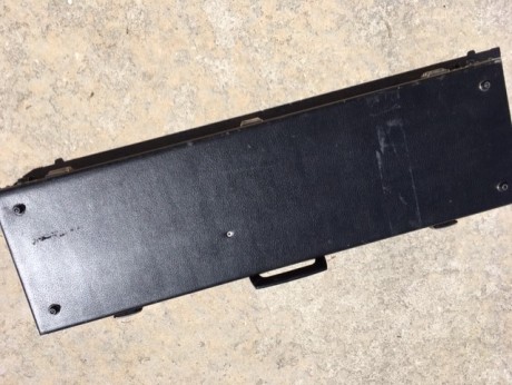 Vendo este maletín para escopeta. Está en buen estado, con las marcas normales de uso. Mi cañón es de 10