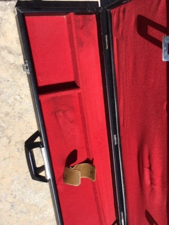 Vendo este maletín para escopeta. Está en buen estado, con las marcas normales de uso. Mi cañón es de 00