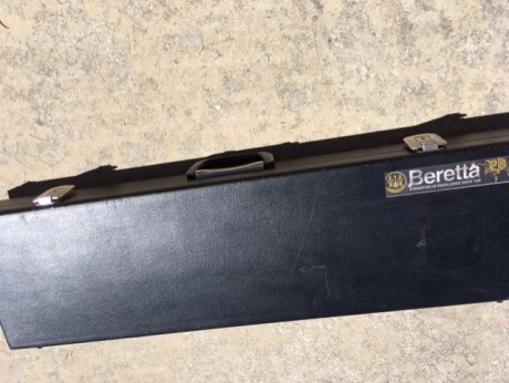 Vendo este maletín para escopeta. Está en buen estado, con las marcas normales de uso. Mi cañón es de 12