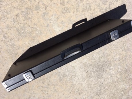 Vendo este maletín para escopeta. Está en buen estado, con las marcas normales de uso. Mi cañón es de 11