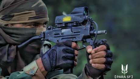 Curiosidad que pregunto a los compañeros de uniforme azul (o verde...): ¿que pensáis de ello?. No es en 63