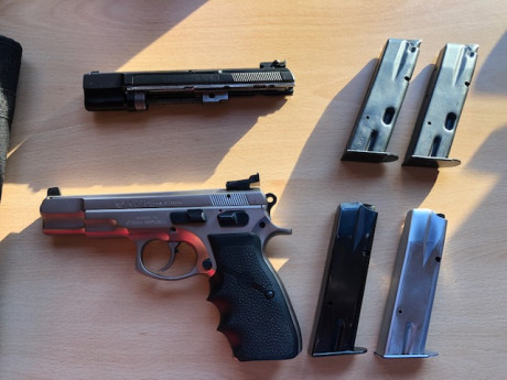 CZ 75B 9 mm por 600 € con:
- Kit conversión 22
- 2 cargadores 9 mm
- 2 cargadores 22
- Funda transporte
- 02