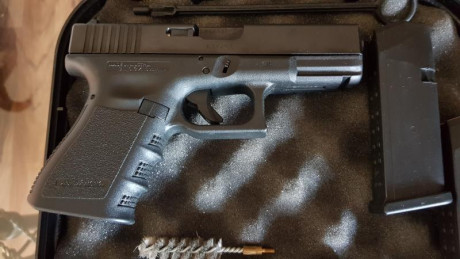 Vendo Glock 19 de tercera generación absolutamente impecable,dos cargadores y su maletín original. No 01