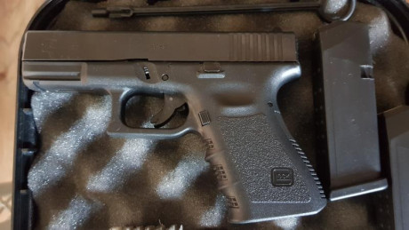 Vendo Glock 19 de tercera generación absolutamente impecable,dos cargadores y su maletín original. No 00