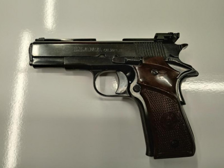 Vendo esta preciosidad de pistola Guiada en F
en su caja original manual de instrucciones y un cargador
calibre 00