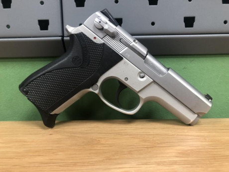 se vende esta pistola s&w 6906 guiada en f ,  tiene desgaste en varias zonas , el cañón por el interior 00