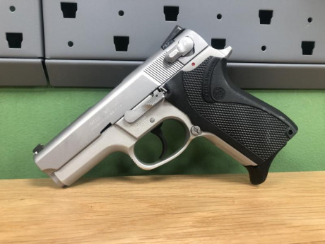 se vende esta pistola s&w 6906 guiada en f ,  tiene desgaste en varias zonas , el cañón por el interior 10