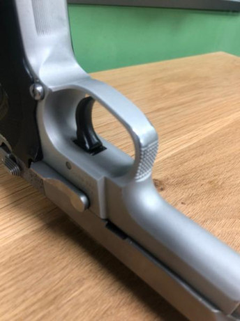 se vende esta pistola s&w 6906 guiada en f ,  tiene desgaste en varias zonas , el cañón por el interior 22