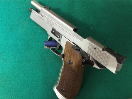 Se vende Sig Sauer P226 S Xfive, el precio son 1500€ y el arma está en Zaragoza. 10