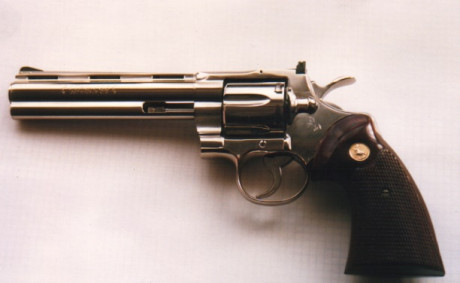Me refiero al material de construcción.

Ya no pido la calidad del ME Peacemaker brocock que es todo acero 41