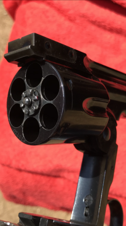 Hola, mi amigo Jacinto vende su flamante revólver Schofield del calibre 45 LC, se puede ver en Valladolid 10