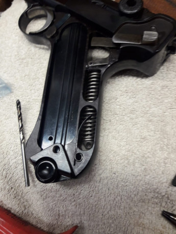 Tengo un amigo que tiene una P08 y tiene roto el fleje del seguro empuñadura y esta buscando uno, si alguien 01