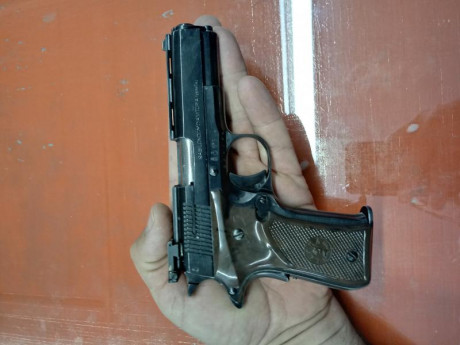 Vendo esta preciosidad de pistola Guiada en F
en su caja original manual de instrucciones y un cargador
calibre 61