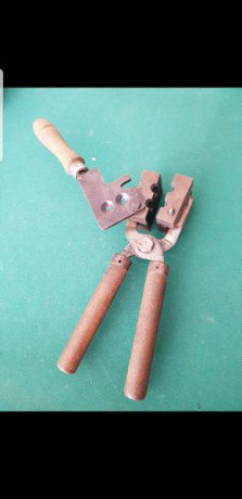 RCBS, calibre 9mm ojival, con tenazas seminueva, 80€
LEE calibre 45 punta hueca, con tenaza casi sin uso,40€
tlf-630936544 00