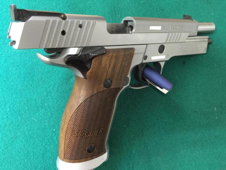 Se vende Sig Sauer P226 S Xfive, el precio son 1500€ y el arma está en Zaragoza. 02