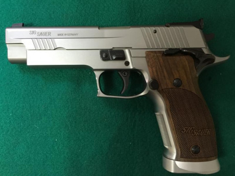 Se vende Sig Sauer P226 S Xfive, el precio son 1500€ y el arma está en Zaragoza. 01