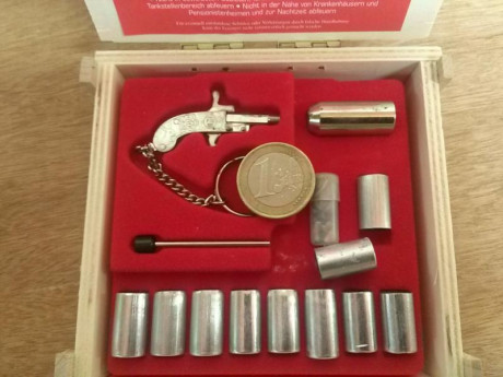 Conjunto de pistola(ver fotos), pistones y bengalas.
Util para señalar alarma o pedir ayuda.
Como Nuevo.
Tamaño 01