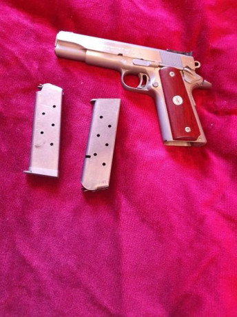Hola, mi amigo Jacinto vende su Colt Gold Cup , serie 80 calibre 45 ACP, en un muy buen estado. Lleva 40