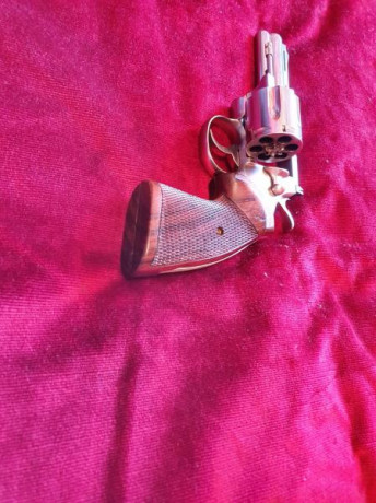 Mi amigo Jacinto vende su revólver Colt Python, el Rolls Roy e de los revólveres, cuatro pulgadas de cañón 32