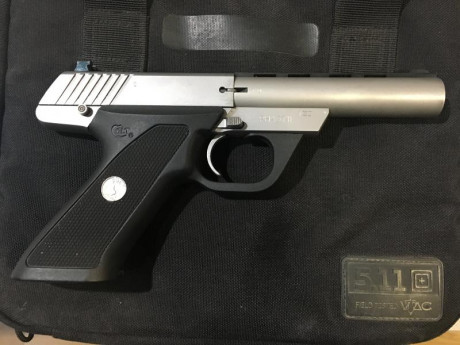 Vendo pistola Colt del calibre 22lr guiada con licencia F, usada pero en muy buen estado, regalo 3 cargadores, 01