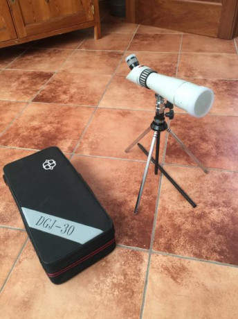 Vendo telecopio  DGJ 30x50 en su maletín original con tripode, ideal para usa a 25 o 50 metros.
También 02