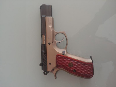 Vendo CZ 75 "b" bicolor, en muy buen estado. 
Acción simple (SA). Disparador aligerado. Se entrega 01