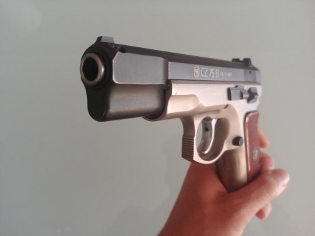 Vendo CZ 75 "b" bicolor, en muy buen estado. 
Acción simple (SA). Disparador aligerado. Se entrega 12