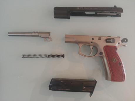 Vendo CZ 75 "b" bicolor, en muy buen estado. 
Acción simple (SA). Disparador aligerado. Se entrega 11