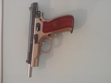 Vendo CZ 75 "b" bicolor, en muy buen estado. 
Acción simple (SA). Disparador aligerado. Se entrega 10