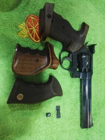 Buenas compañeros, se vende este fabuloso revolver bien conocido por todos vosotros.

Se trata de un MANURHIN 02