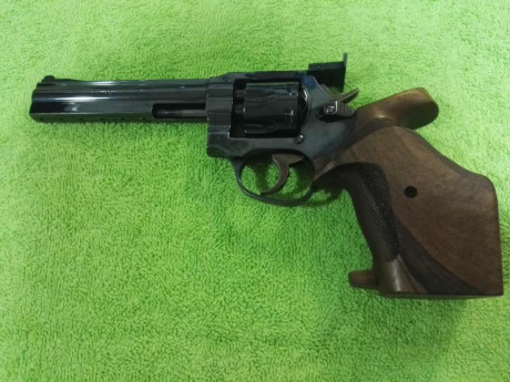 Buenas compañeros, se vende este fabuloso revolver bien conocido por todos vosotros.

Se trata de un MANURHIN 00