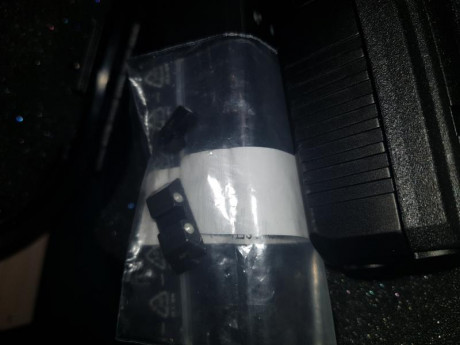 Buenas tardes compañeros,

Se vende Glock 17 gen 5 Mos, con un Red dot Vortex Venom de 3 Moa y unas alzas 31