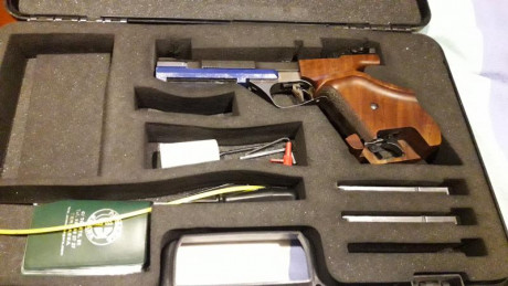 Pistola en perfecto estado con maletin original y 2 cargadores y llaves y libro.La pistola va muy bien,que 01