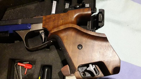 Pistola en perfecto estado con maletin original y 2 cargadores y llaves y libro.La pistola va muy bien,que 12